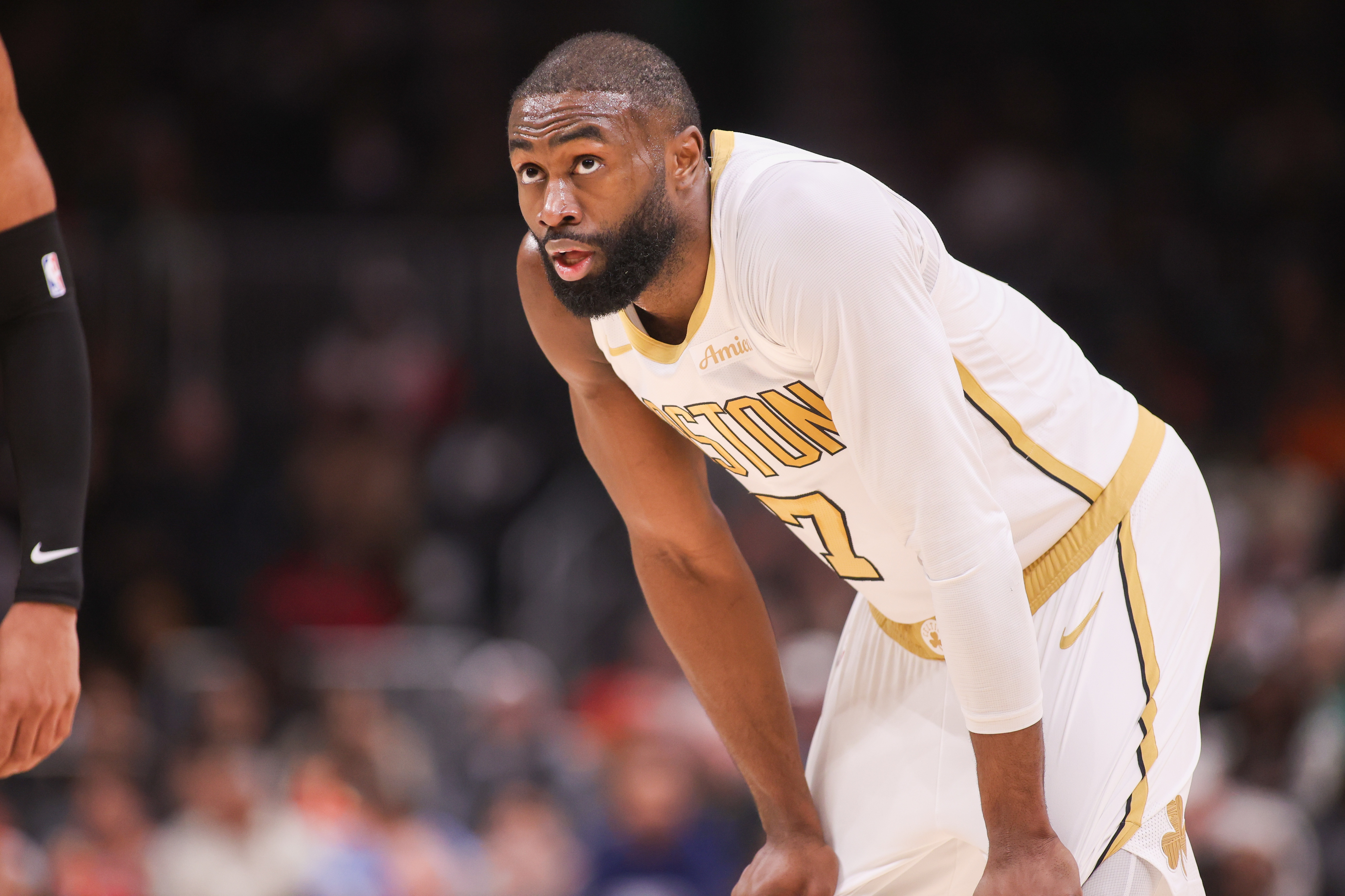 pg电玩官方下载链接-要做更多了！杰伦·布朗半场13中5拿下13分4板3助 球队落后21分